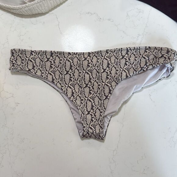 H&M Stylish Bikini Set in White, Yellow, and Snake Print. Size Medium/Small. - Picture 5 of 10